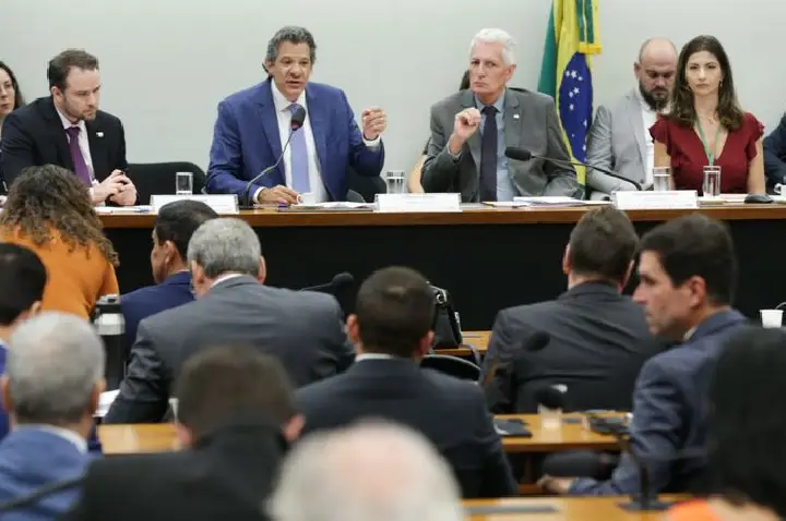 Audiência com Haddad é encerrada após tumulto entre deputados