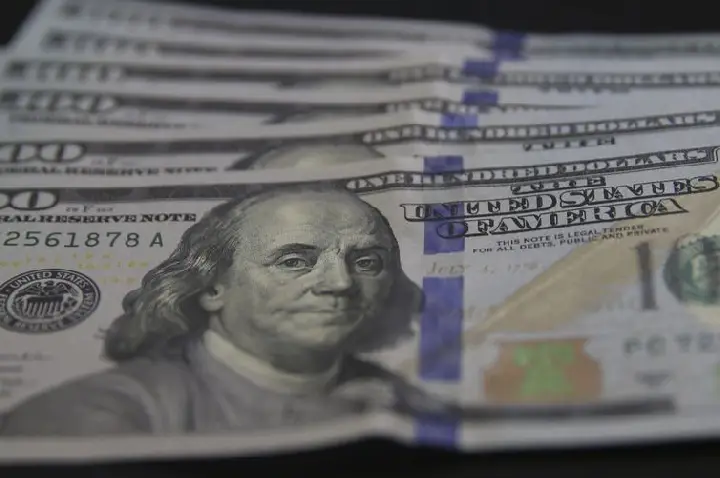 Dólar ultrapassa os R$ 5,70 à espera de juros nos EUA e no Brasil