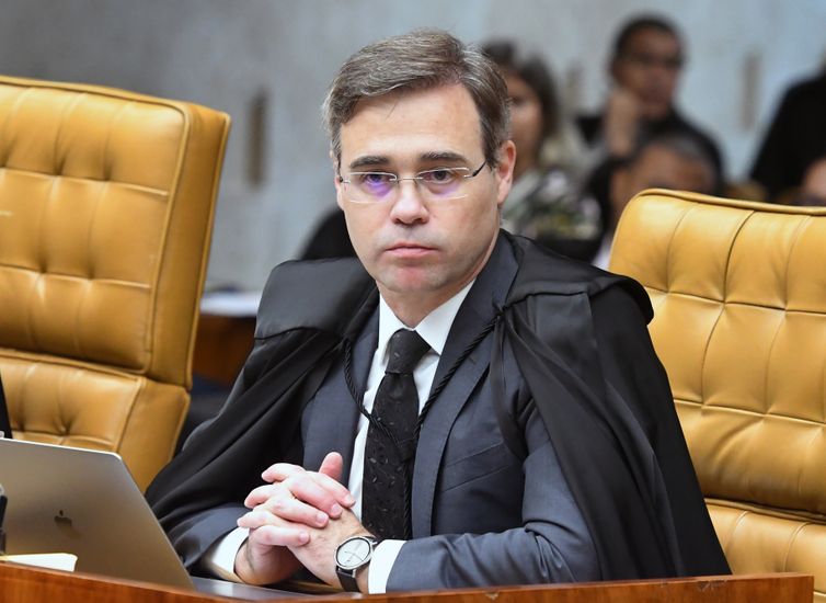 Mendonça vota para impedir Moraes e Dino em julgamento de Bolsonaro 