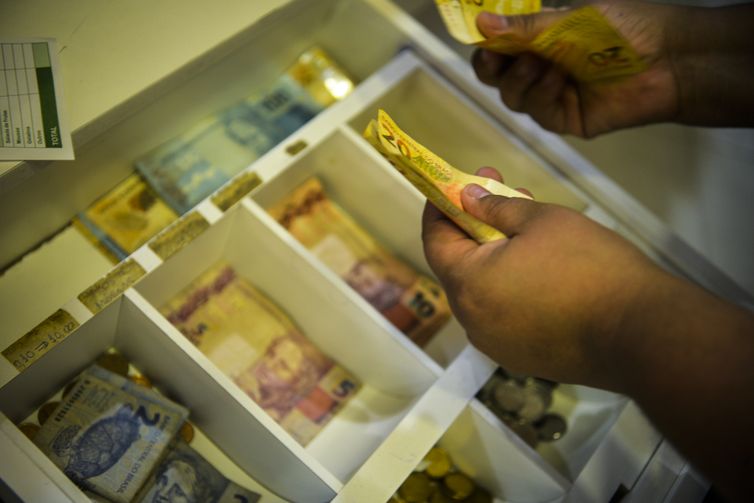 Aposentados e pensionistas começam a receber antecipação do 13º 