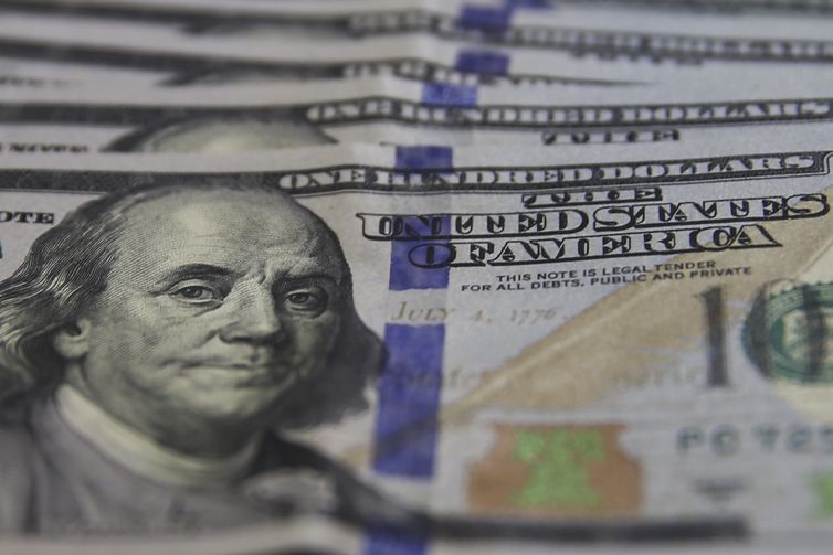 Dólar cai para R$ 5,84 após suspensão de tarifaço de Trump