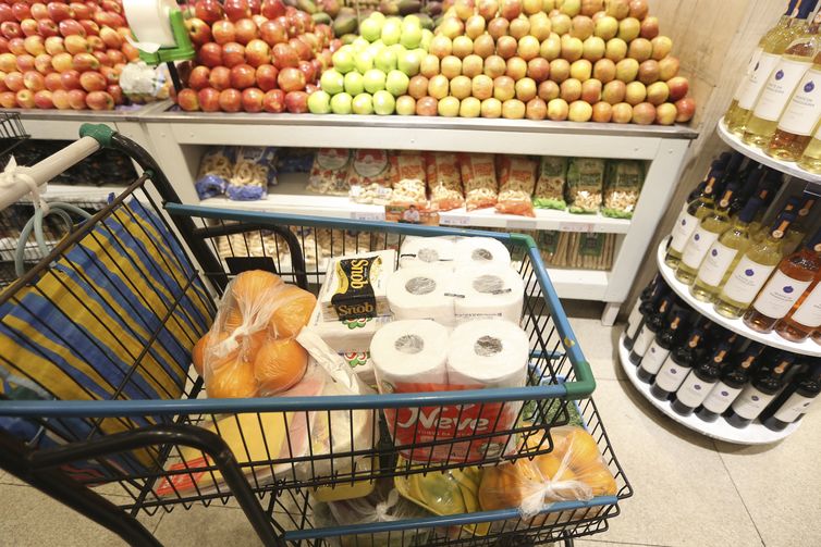 Prévia da inflação de abril fica em 0,43%, puxada pelos alimentos