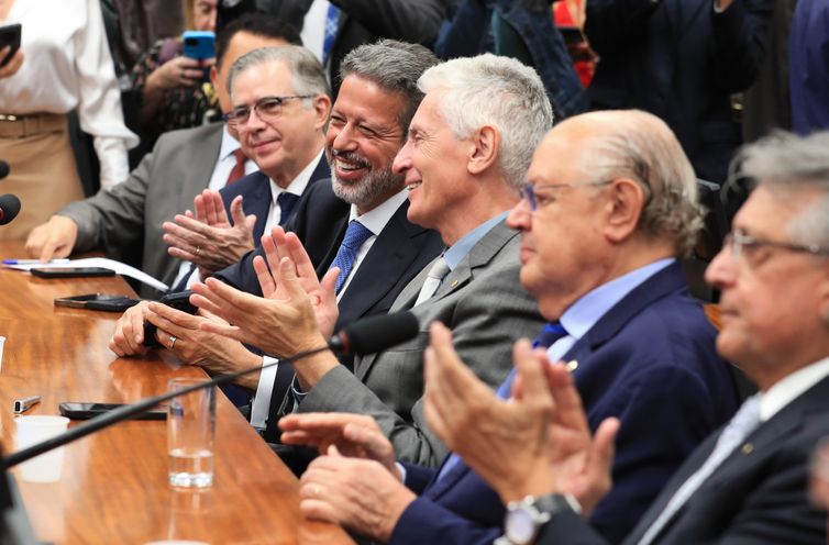 Câmara instala comissão sobre isenção do Imposto de Renda até R$ 5 mil