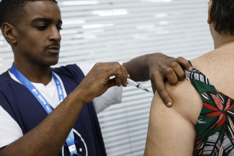 Mobilização vacina profissionais da indústria em todo o país