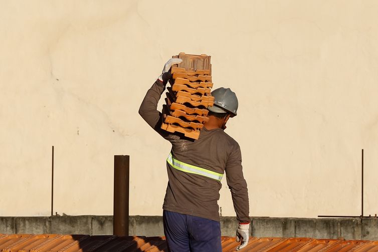 Salário na construção recua 22% em dez anos, diz IBGE