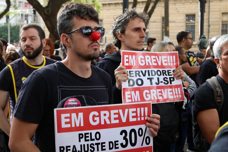 Servidores da Justiça de SP suspendem greve 