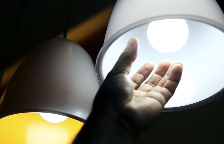 Contas de luz permanecem com bandeira tarifária vermelha em julho 
