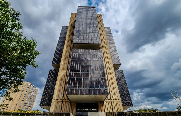 Juros do cartão de crédito sobem a 449,9% ao ano