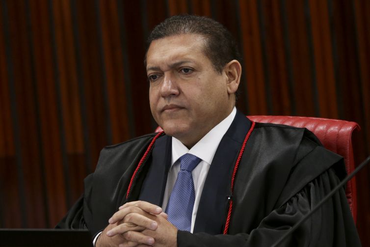 Nunes Marques inicia último voto sobre responsabilização das redes