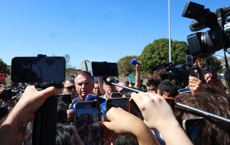 Defesa diz que medidas contra Bolsonaro são severas 