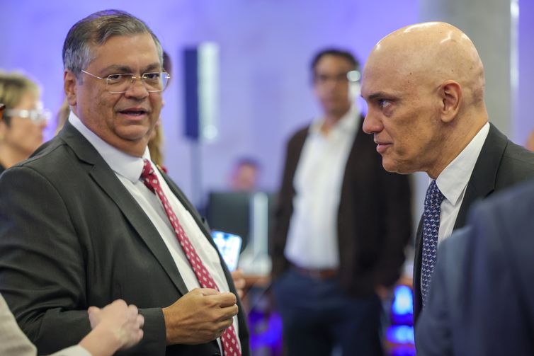 Dino se solidariza e elogia Moraes, alvo de novas sanções dos EUA