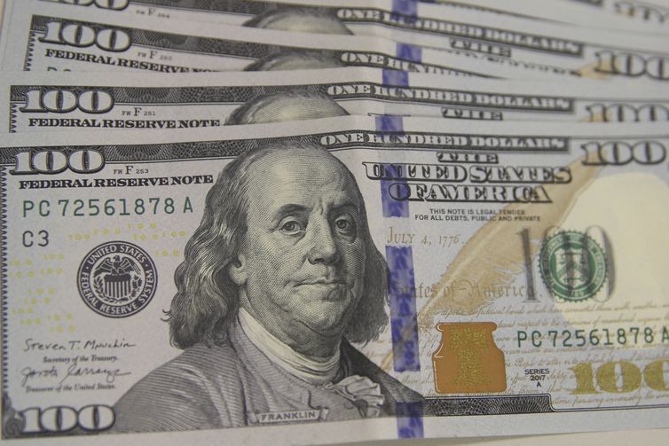 Dólar sobe para R$ 5,56 puxado pelo mercado externo