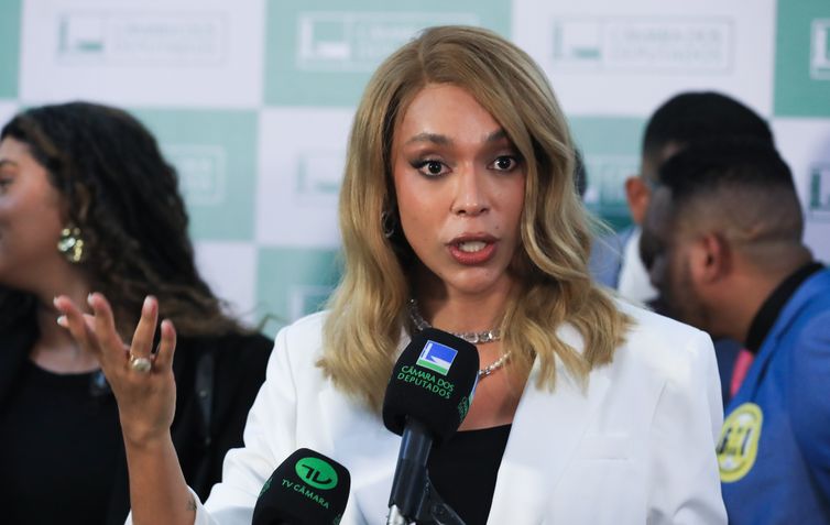 Erika Hilton pede ao STF bloqueio das contas de Eduardo Bolsonaro
