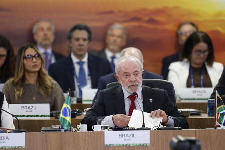 FMI e Banco Mundial financiam países ricos, critica Lula no Brics