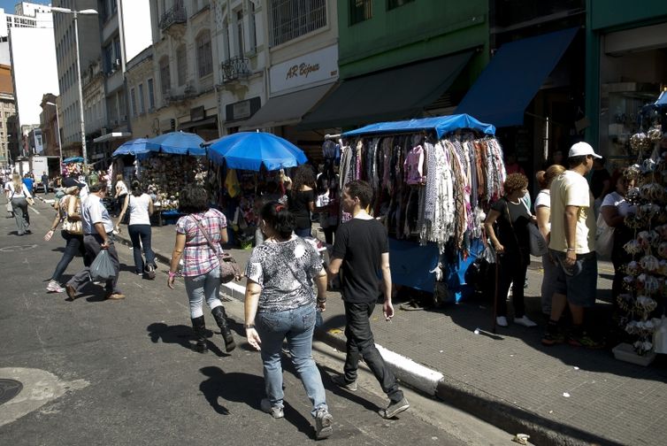 IBGE: taxa de desemprego cai para 5,8%, a menor já registrada 