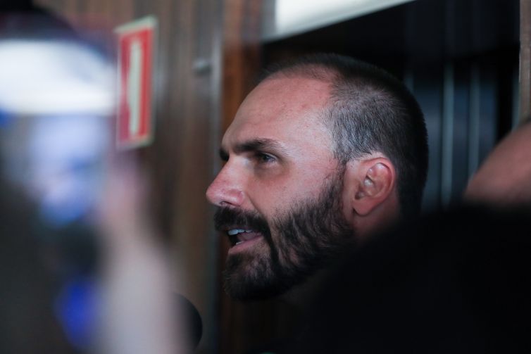 Líderes do PT pedem prisão de Eduardo Bolsonaro ao STF 