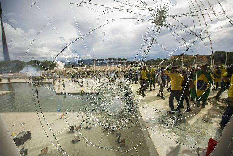 Condenada pelo 8/1 é presa ao chegar no Brasil em voo de deportados 