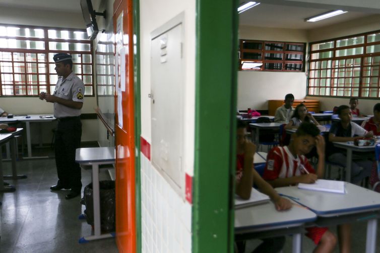 Justiça libera contratação de PMs para escolas cívico-militares em SP