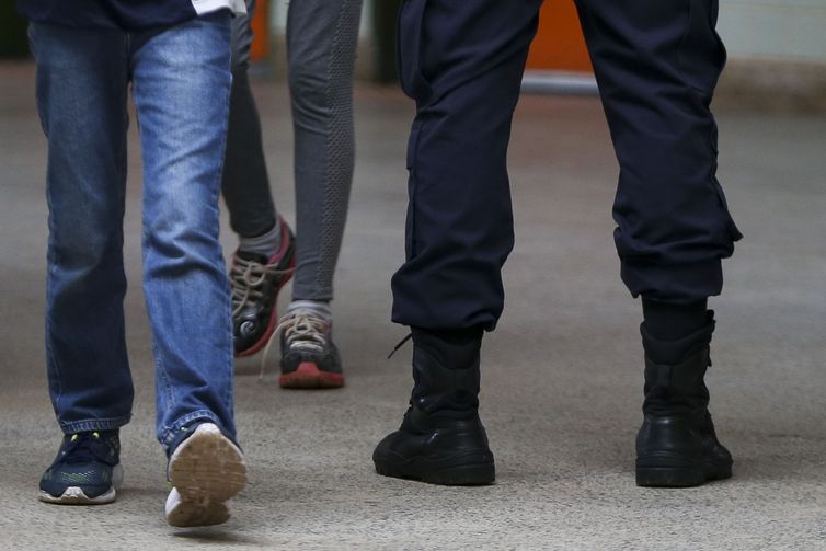 Tribunal de Contas suspende programa de escolas cívico-militares de MG