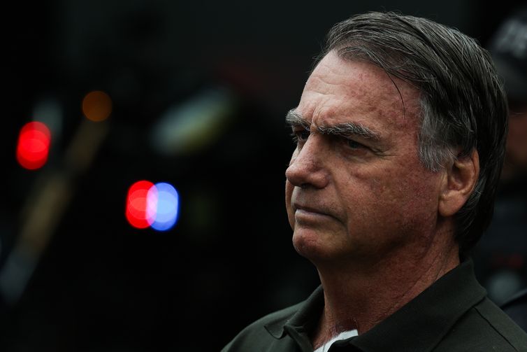 Defesa pede revogação de medidas cautelares contra Jair Bolsonaro