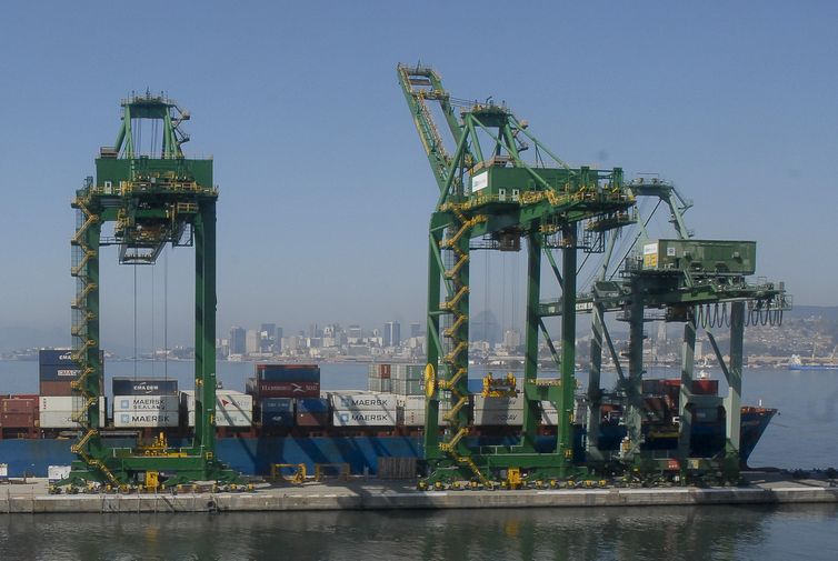 Portos movimentam em julho o maior volume de cargas da história