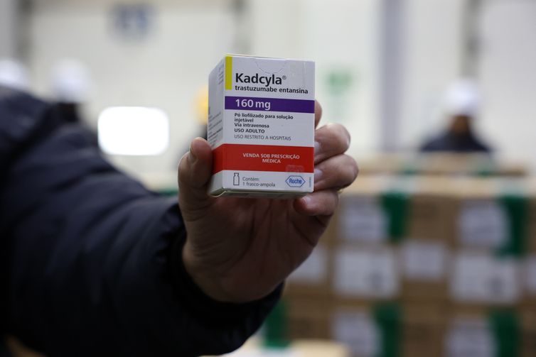 Brasil recebe lote de medicamento para tratar câncer de mama no SUS