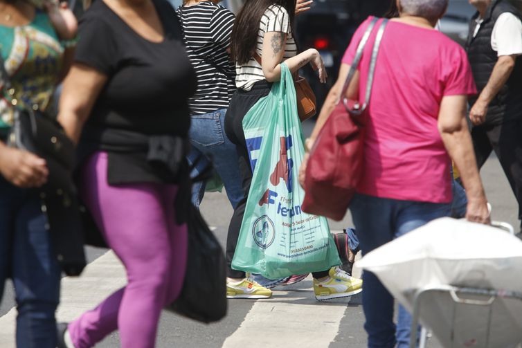 Censo 2022: mulheres têm mais estudo, mas ganham menos que homens