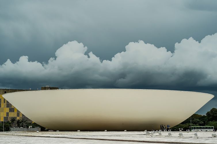 Deputados pedem investigação federal sobre megaoperação no Rio