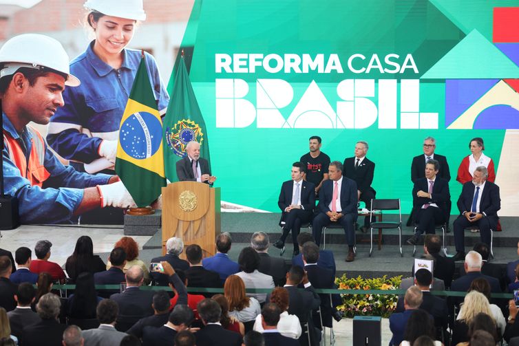 Lula lança programa de reforma de casas e defende ação para invisíveis