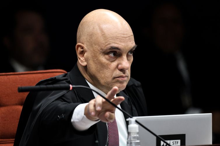 Moraes pede que defesa de Collor explique desligamento de tornozeleira