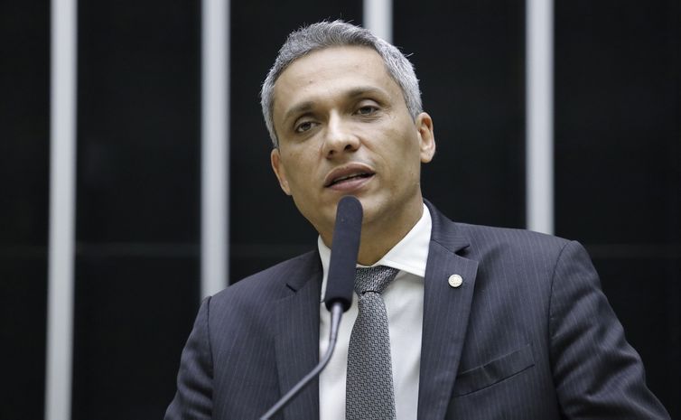 Moraes suspende ação penal contra deputado Gustavo Gayer