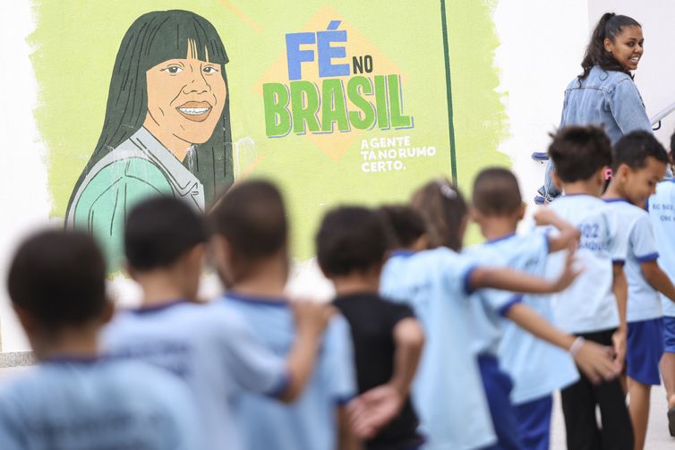 PNE: relatório sugere investimento de 7,5% do PIB para educação