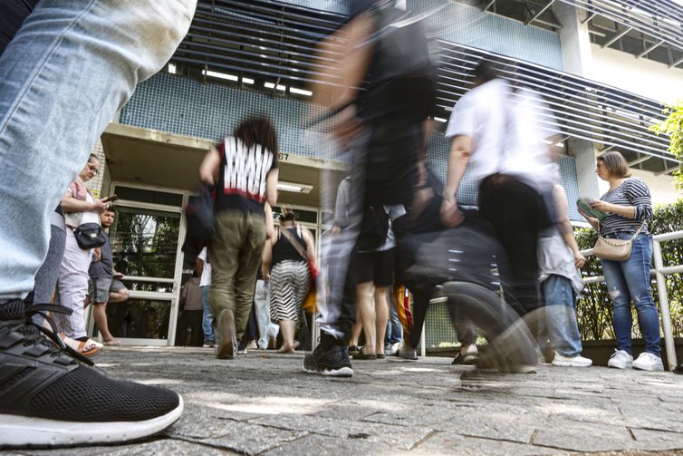 Enem 2025: 4,8 milhões participam do 1° dia de provas neste domingo