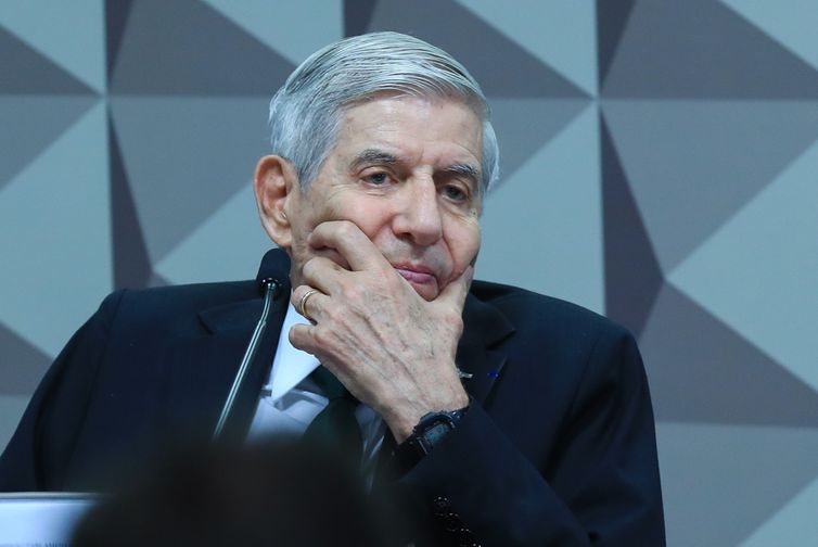 Moraes pede comprovação do histórico clínico de Augusto Heleno