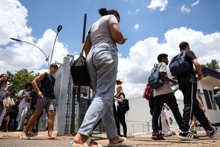 No DF, candidatos do Enem chegam cedo sob sol forte e ansiedade