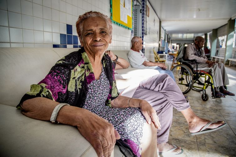 Tema da redação do Enem ajuda a debater etarismo, dizem professores 