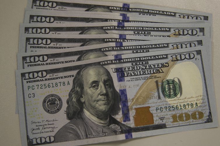 Após sete altas seguidas, dólar cai 0,95% e fecha em R$ 5,53
