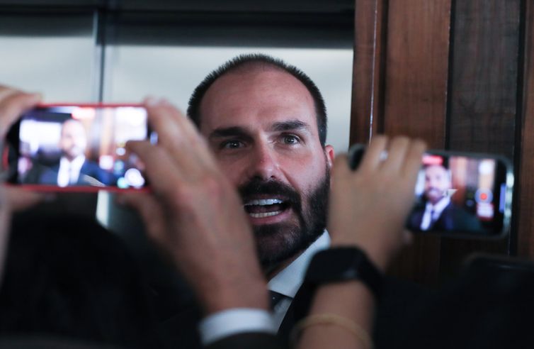 Motta notifica Eduardo Bolsonaro sobre processo de perda do mandato